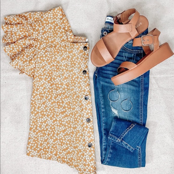 (8 for $20) 💛JODIFL Sweetheart Blouse - Picture 8 of 8